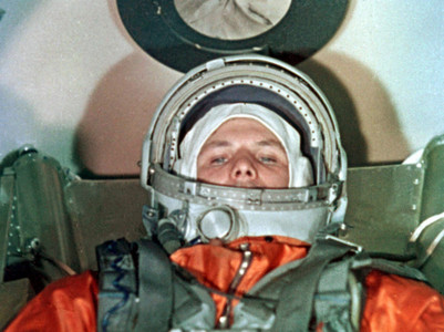 Yuri Gagarin, a bordo de la nave 'Vostok 1', momentos antes del lanzamiento al espacio, el 12 de abril de 1961. 