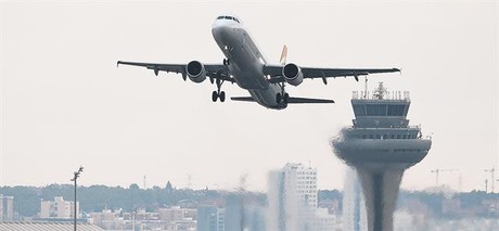 Un avión despega del Aeropuerto Adolfo Suárez Barajas de Madrid.