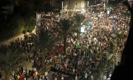 Miles de indignados protestan en las calles de Tel Aviv.