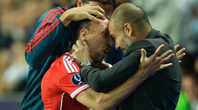 Ribery felicita a Guardiola por su gol en la final de la Supercopa de Europa. 