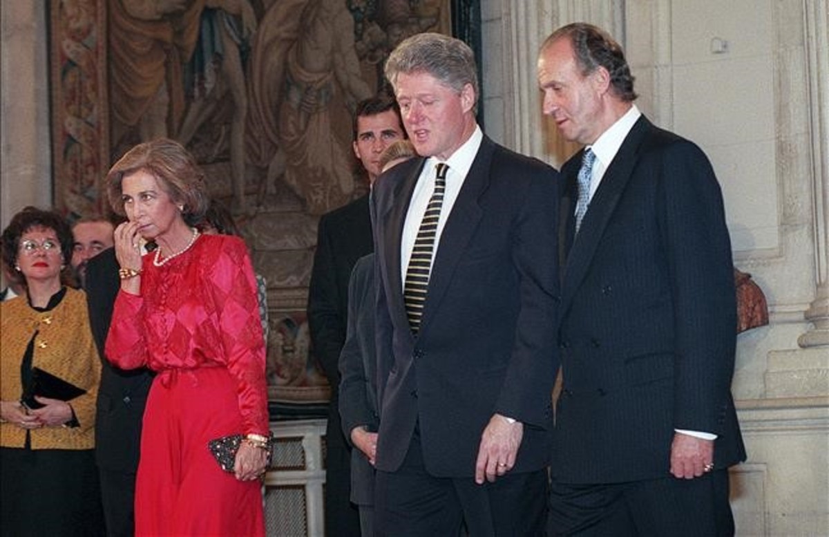 los-reyes-espana-reciben-presidente-bill-clinton-que-viajo-madrid-diciembre-1995-con-motivo-celebracion-una-cumbre-union-europea-eeuu-1467809729293.jpg