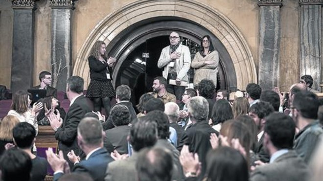Manuel Barbero, padre de una víctima, ovacionado en el Parlament.