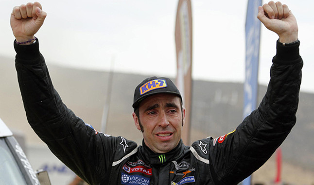 Nani Roma celebra entre llàgrimes el seu triomf en cotxes al ral·li Dakar, que ja va guanyar en la categoria de motos el 2004.