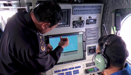 El personal marítimo de Malasia comprueba el radar para buscar a los desaparecidos.