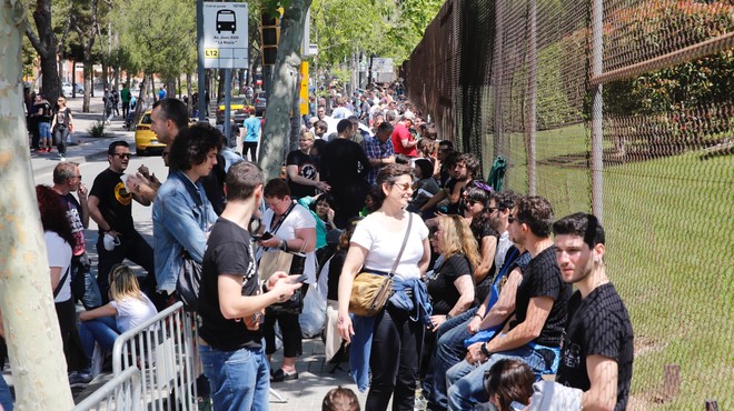 Los fans ms madrugadores de Bruce Springsteen, este sbado, esperando en la cola para ser los primeros en entrar en el Camp Nou.