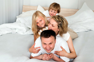 Un matrimoni amb les seves dues filles al llit