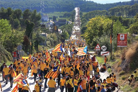 Desenes de persones participen en la Via Catalana de la Diada al seu pas pel port de l'Ordal.