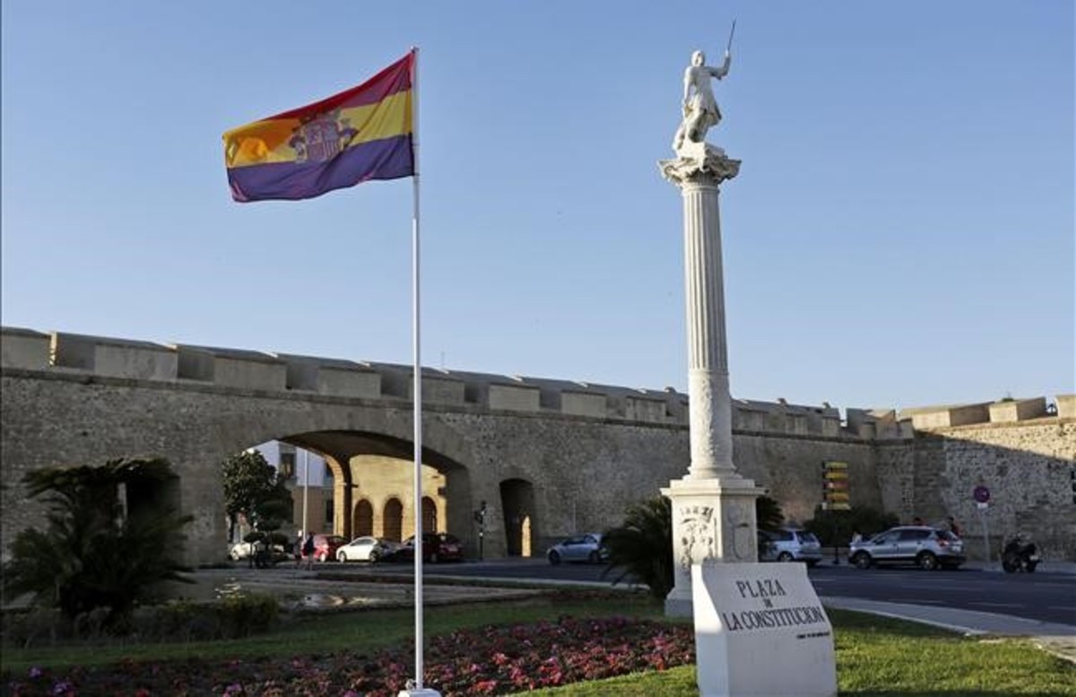 Almussafes (PSOE) exige la retirada de banderas de Falange de un domicilio particular