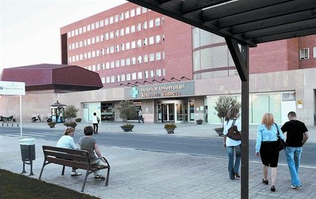 L'Hospital Arnau de Vilanova, de Lleida, ahir.