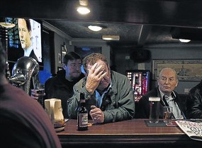 Clientes de un bar en Edimburgo con Nick Clegg en televisin.