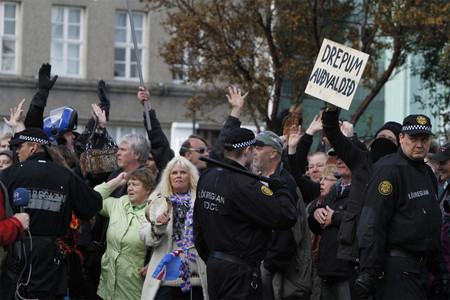 Manifestación ante el Parlamento islandés, en Reikiavik, el 1 de octubre pasado. La pancarta dice «mata al capitalismo».