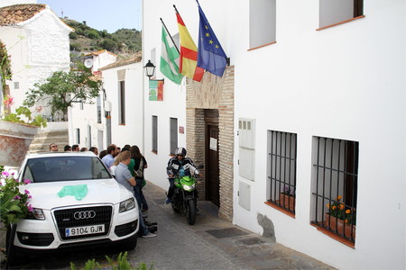 Fachada del Ayuntamiento de Casares (Málaga), ayer, durante el registro de la Guardia Civil. 