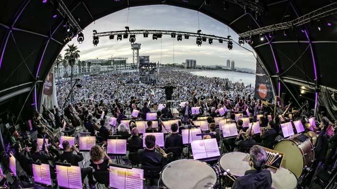 El popular concert va reunir 14.000 persones a la platja de Sant Sebastià.