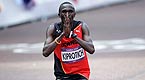 El atleta de Uganda, Stephen Kiprotich, celebra su victoria en la maratn arrodillado en el suelo.