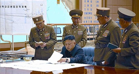 El líder norcoreano, el viernes, junto a cuatro altos cargos del Ejército.