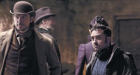 Juan Antonio Bayona (a la dreta), amb l'actor Josh Hartnett, durant el rodatge de la sèrie 'Penny Dreadful'.