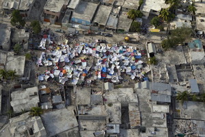 Haitians creen 'ciutats tenda' a Port-au-Prince desprs dels danys que va causar el terratrmol a la capital el 12 de gener del 2010.