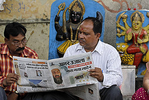 Dos hombres indios leen en la prensa la muerte de Bin Laden, en la ciudad de Allahabad.