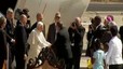 Raúl Castro y el pueblo cubano reciben al Papa.