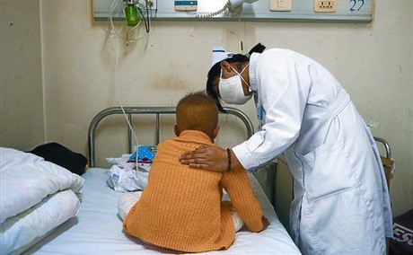 Niños infectados 8Una enfermera atiende a un pequeño seropositivo en un hospital de Pekín.