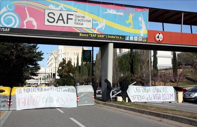 Estudiantes de la UAB en huelga cortan dos líneas de Ferrocarrils de la Generalitat y la B-30