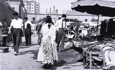 Les fotos del mercat dels Encants Vells fetes el 1955 deixen testimoni d'un espai condemnat a desaparèixer.