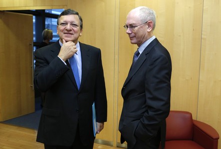 El presidente de la Comisión Europea, Jose Manuel Durao Barroso (izquierda), junto al presidente del Consejo Europeo, Herman van Rompuy, este martes en Bruselas. 