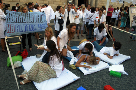 El hospital de campaña de los trabajadores del Dos de maig, instalado ante la Generalitat.
