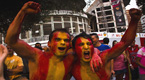 Seguidores de 'la Roja' celebran la victoria ante Italia, frente al estadio de Mestalla, en Valencia.