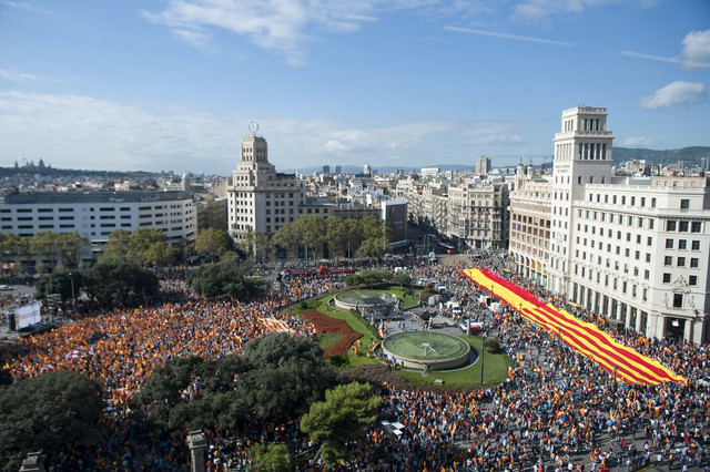El 12-O supera la marca de asistentes del año pasado y llena la plaza de Cataluña 1381587884384.jpg?_ga=1.153009599.707463788