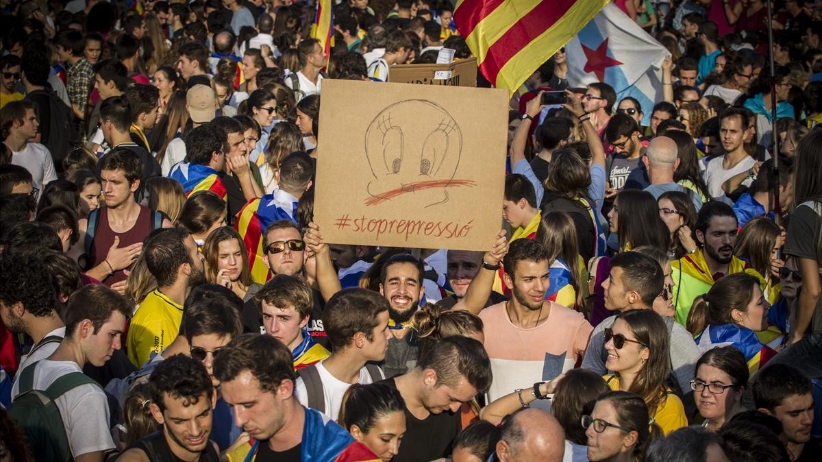 Una imagen de la movilización que ha partido de la plaza Universitat de Barcelona, este martes por la tarde.
