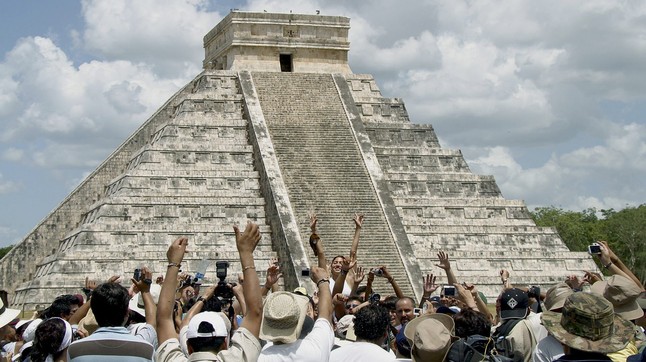 Ciudadanos y turistas en una celebración ante la pirámide central de las ruinas de Chichen Itza, en México. STRINGER/MEXICO | REUTERS