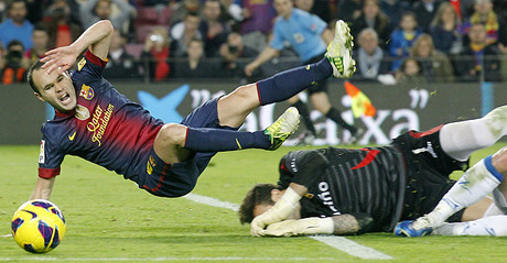 Andrés Iniesta cae derribado durante el partido contra el Zaragoza, el 17 de noviembre.