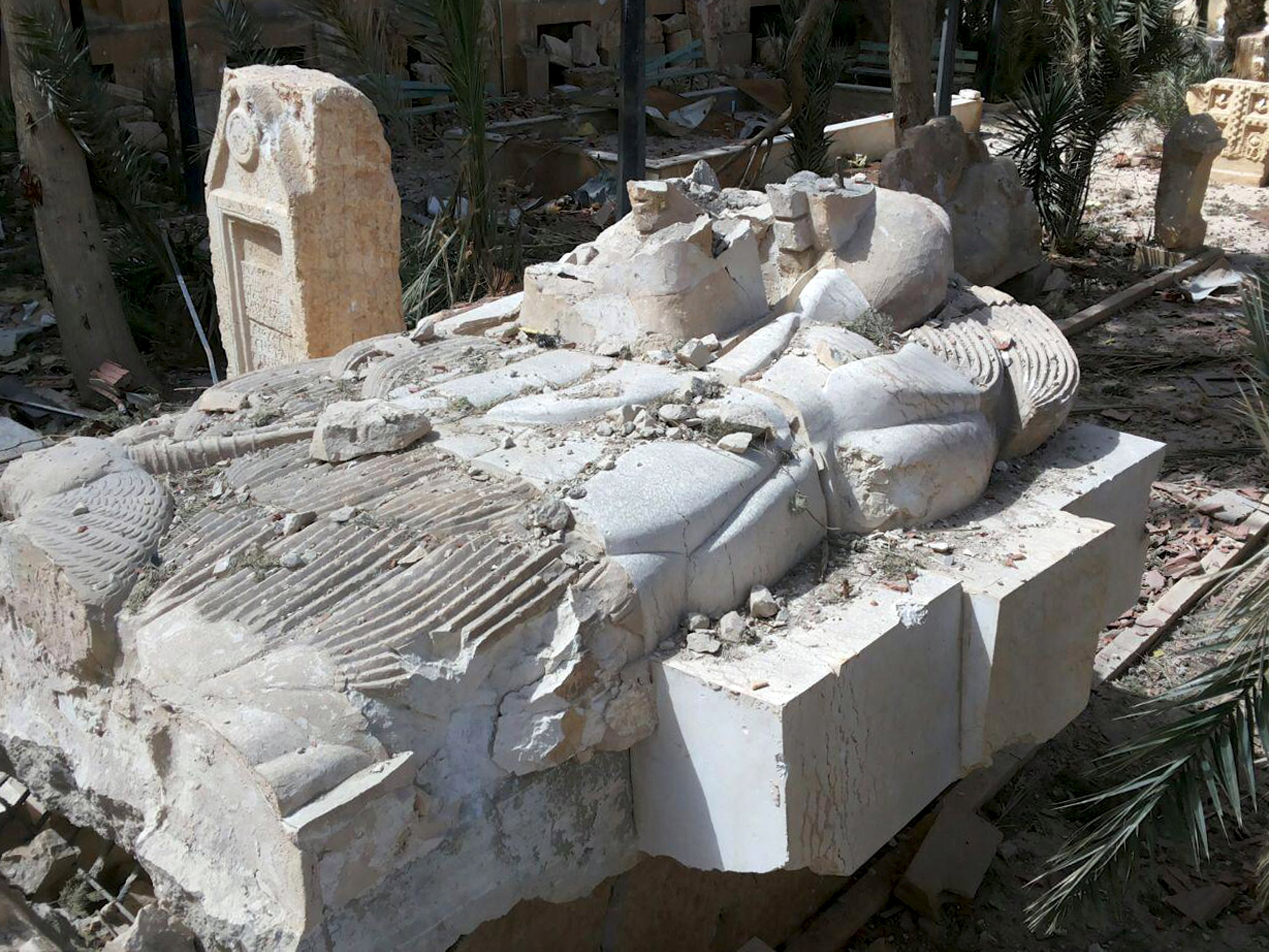 Así ha quedado Palmira, patrimonio mundial de la humanidad, tras el paso del Estado Islámico.
