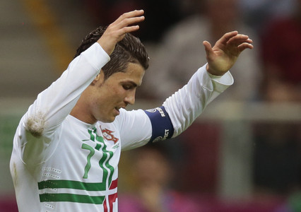 Cristiano Ronaldo es lamenta després d'una jugada en el partit contra la República Txeca. AP
