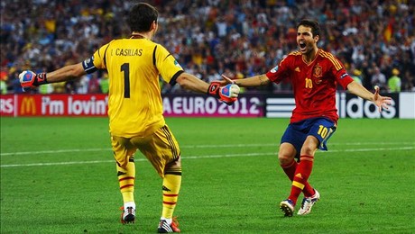 Casillas y Cesc festejan la clasificación para la final.