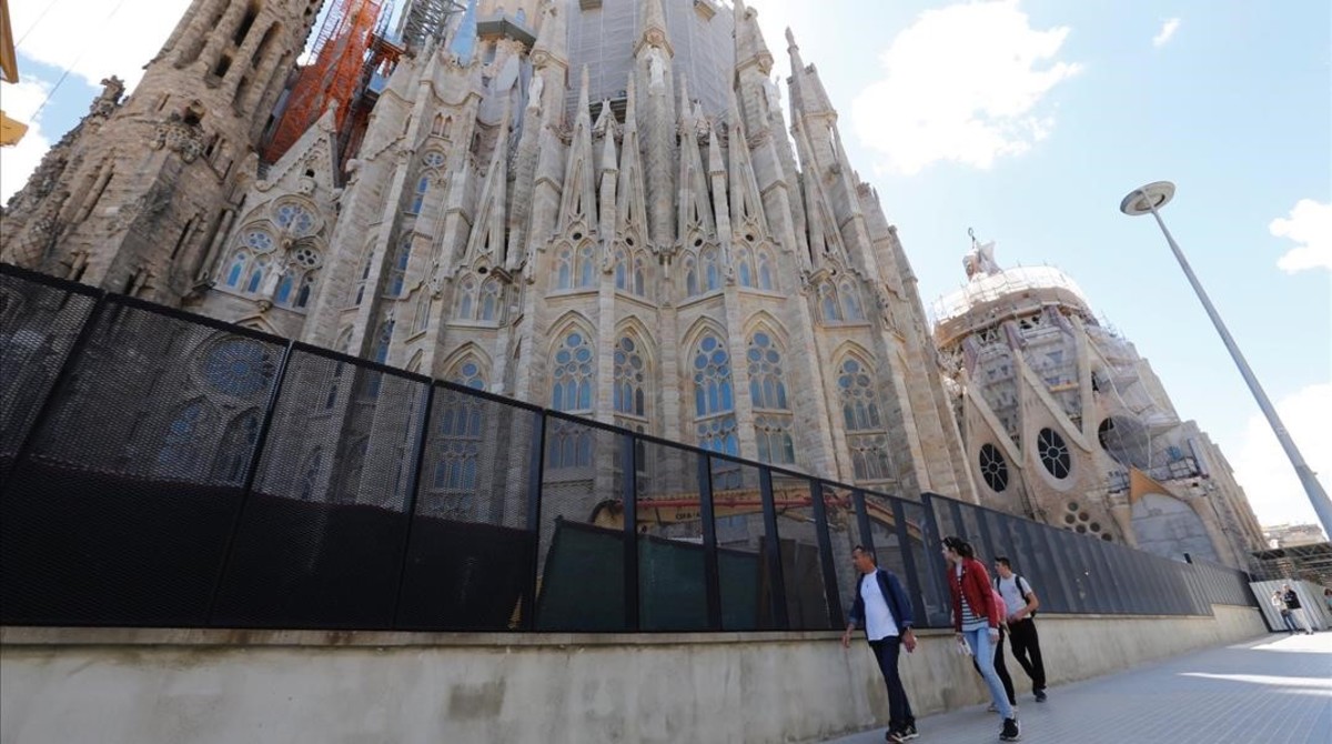 La Sagrada Família segella l'entorn amb una tanca de 2,5 metres d'altura