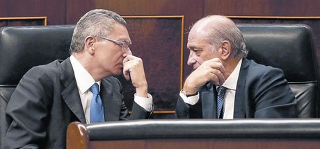 Els ministres Alberto Ruiz-Gallardón i Jorge Fernández Díaz conversen, el dia 19 de setembre, al Congrés dels Diputats.