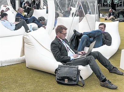 Assistents al Mobile World Congress descansen en una zona a l'aire lliure del recinte de Gran Via.