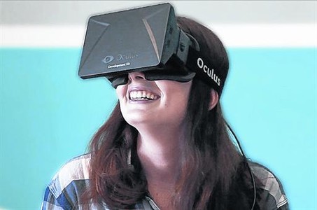 Una mujer prueba las gafas de realidad virtual Oculus Rift.