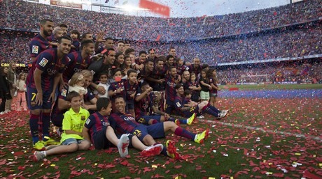 El equipo posa con la Liga, en la fiesta del Camp Nou.