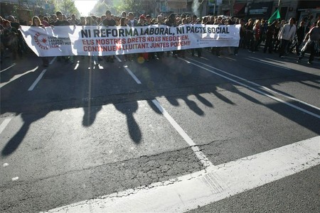 Cabeza de la manifestación alternativa que ha recorrido las calles de Barcelona esta tarde.