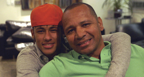 Neymar y su padre, en una imagen del libro 'Me llamao Neymar' de Ediciones B.