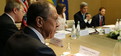 El ministro ruso de Exteriores, Serguei Lavrov, observado por John Kerry, durante la reunión a cuatro bandas, este jueves en Ginebra.