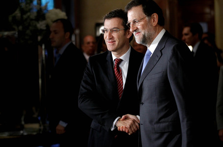 Alberto Núñez Feijóo junto a Mariano Rajoy, este lunes, en el desayuno informativo del Fórum Nueva Economía.  