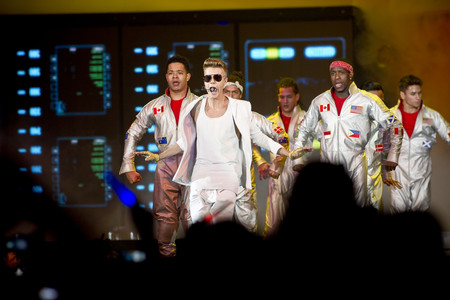 Justin Bieber, en plena actuación, este sábado en el Palau Sant Jordi de Barcelona.