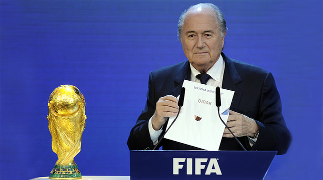 Joseph Blatter muestra la papeleta con el nombre de Catar durante el anuncio de la sede del Mundial del 2022, en diciembre del 2010.