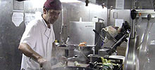 El caporal primer Francisco Rubio, cuiner de l''Hesprides', preparant&#160;el menjar&#160;a bord.