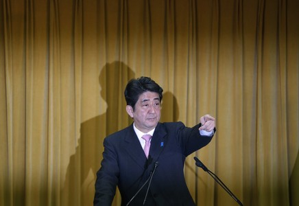 El líder del PLD, Shinzo Abe, durante una rueda de prensa, este lunes en Tokio. 
