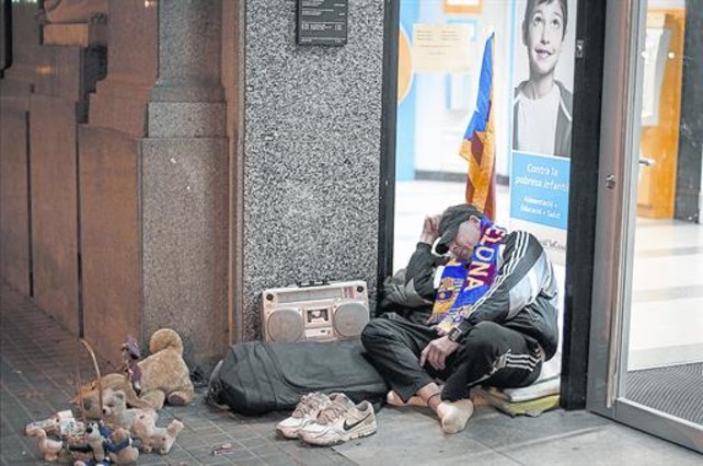 Resultat d'imatges de gent dormint a terra a barcelona